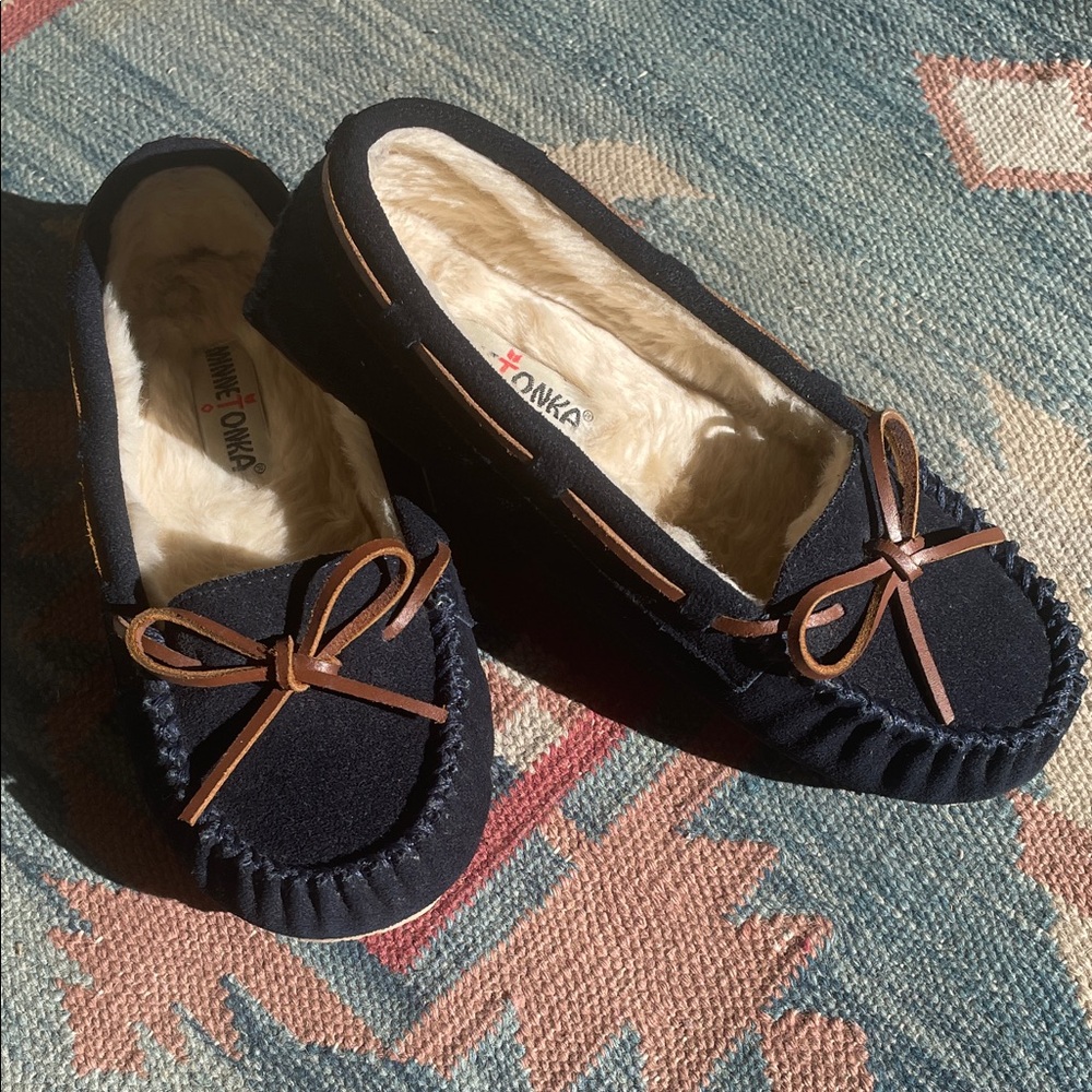 Minnetonka Moccasins 4014 - Women's Cally Slipper- Dark Navy Suede EUC